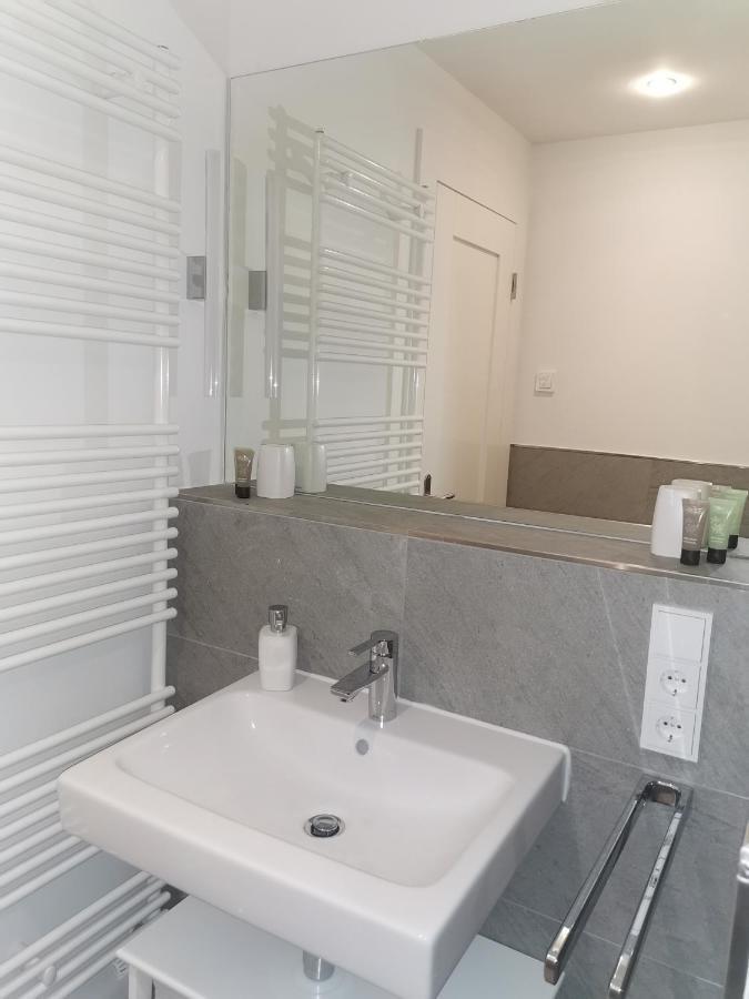 Exklusives Studioapartment - In Traumhafter Lage Direkt Am Halensee * Berlim